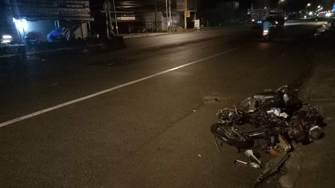 Tông xe máy vào dải phân cách, người phụ nữ mang bầu nguy kịch