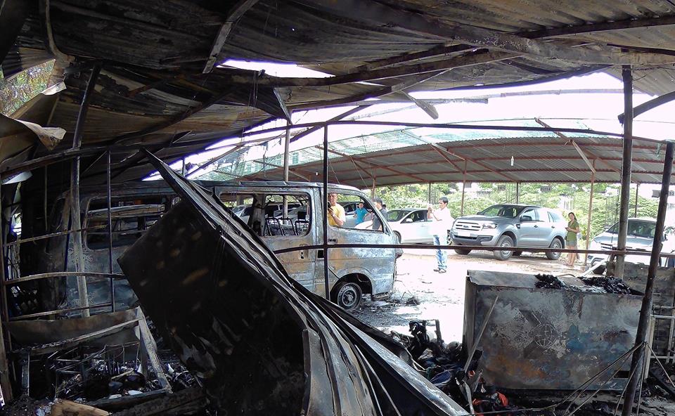 Cháy bãi xe, 3 ô tô bị lửa thiêu trụi