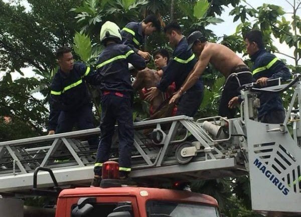 Giải cứu thanh niên cố thủ trên nóc nhà, chỉ tay lên trời la hét