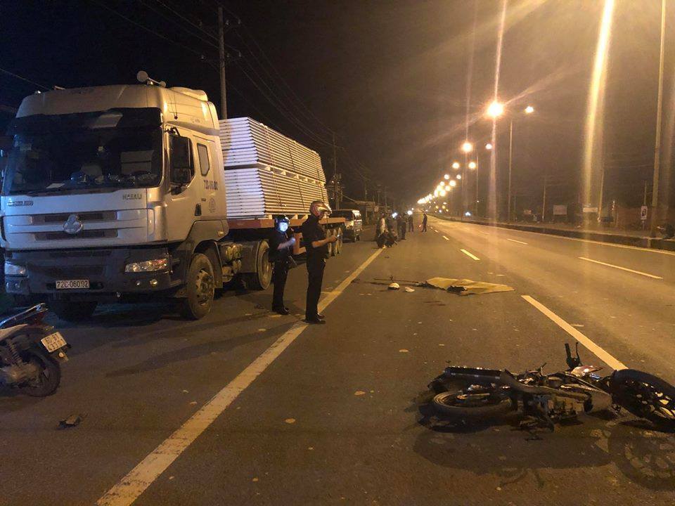 Tông đuôi xe đầu kéo, nam thanh niên ngã ra đường chết thảm