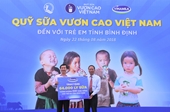 Quỹ sữa vươn cao Việt Nam và Vinamilk tiếp tục trao 64 000 ly sữa cho trẻ em tỉnh Bình Định