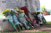 Người Hà Nội đặt hoa bên hồ Trúc Bạch tưởng nhớ John McCain