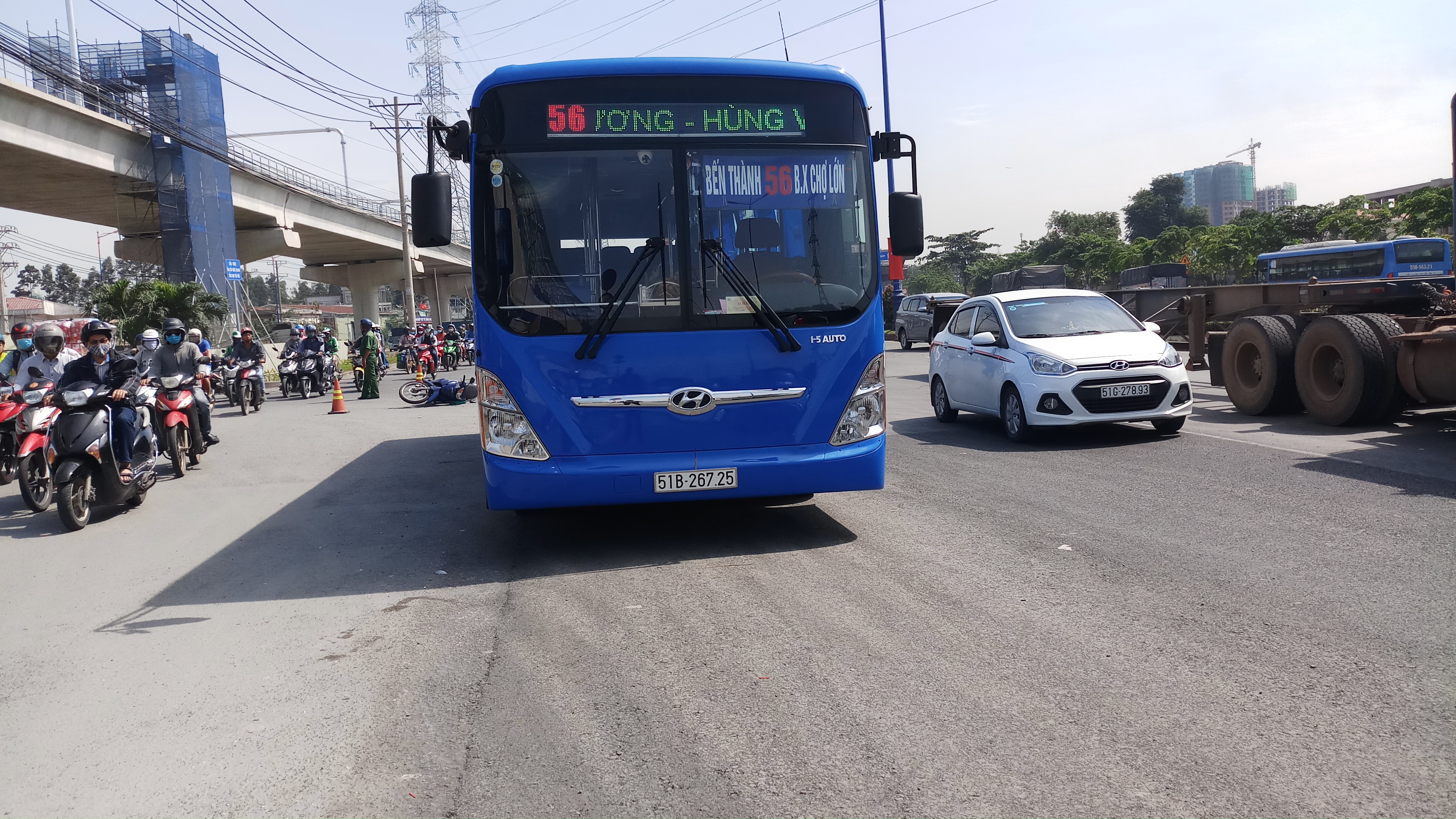 Một phụ nữ bị xe buýt cán chết trên xa lộ Hà Nội