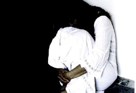 Bốn thanh thiếu niên thay nhau hiếp dâm bé gái trong đêm