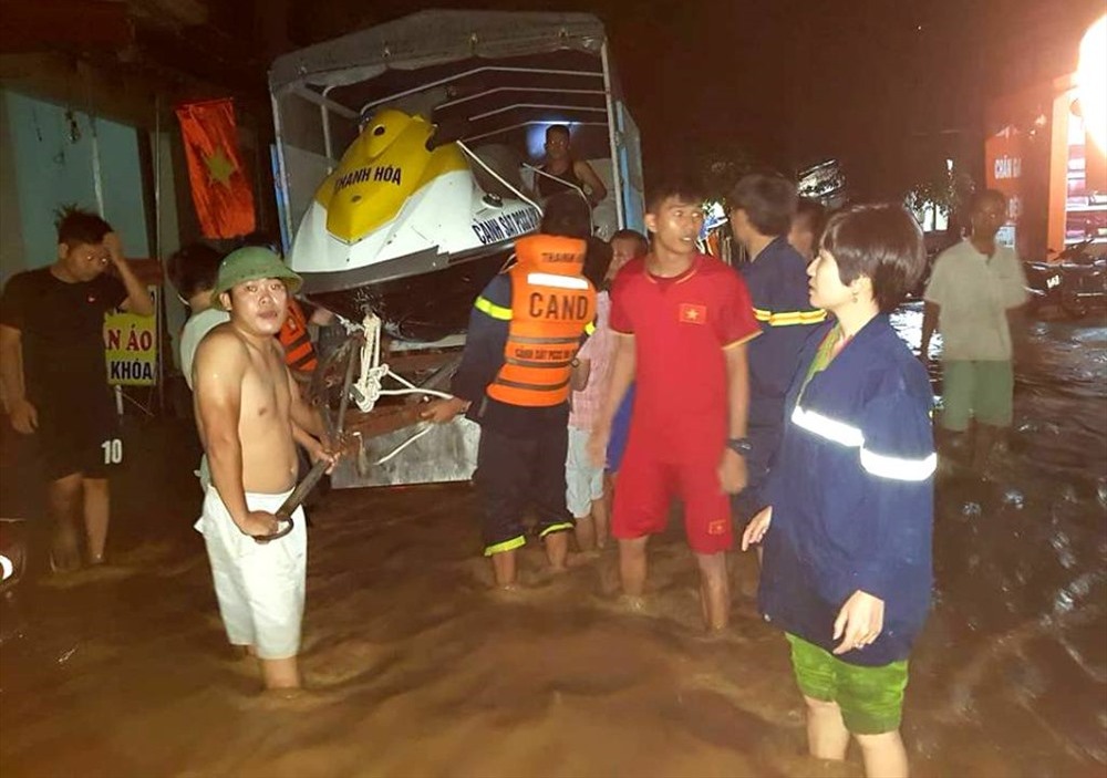 Ăn tạm bánh mì, trắng đêm giải cứu người dân mắc kẹt trong rốn lũ