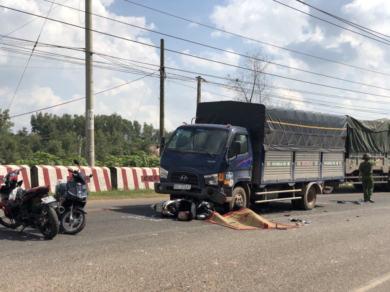 Xe tải va chạm với xe máy, một người chết