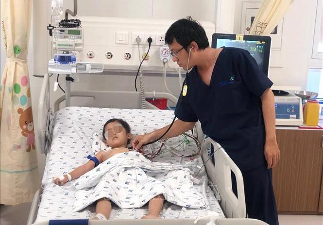 Phát hiện búi tóc 1 kg trong dạ dày bé gái nghiện  ăn tóc