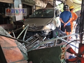Ô tô điên lao vào quán ăn bên đường, 3 người bị thương