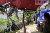 Khám nghiệm hiện trường thi thể người đàn ông tóc bạc trôi trên sông Sài Gòn