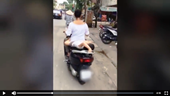 Mẹ chở con diễn xiếc trên yên xe máy khiến người đi đường thót tim