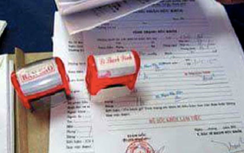 Bắt tạm giam cộng tác viên của một tờ báo