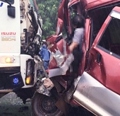 Xe ô tô 9 chỗ ngồi tông trực diện vào xe tải, một tài xế tử vong tại chỗ