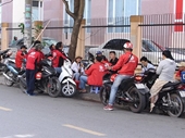 Va chạm giao thông, tài xế xe ôm công nghệ Go Viet dùng dao đâm một người trọng thương
