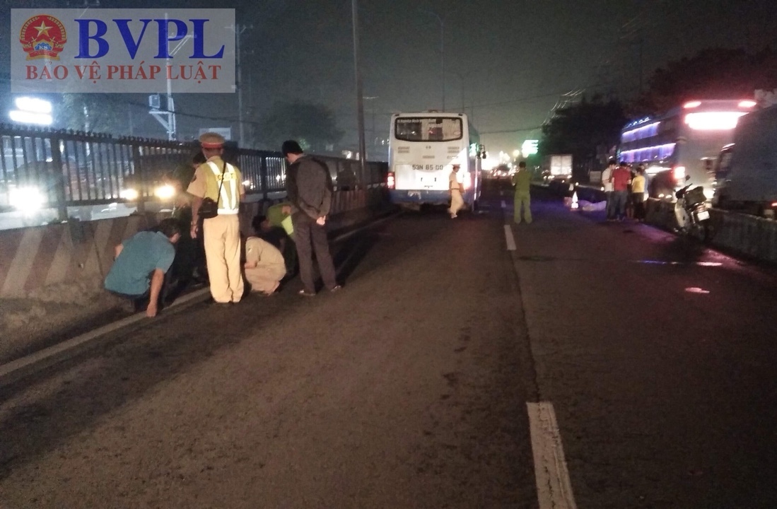 Băng qua đường, người đàn ông bị xe khách húc tử vong tại chỗ