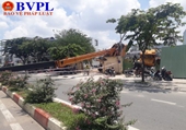 Cần cẩu tại dự án bất ngờ ngã đổ xuống đường Phạm Văn Đồng