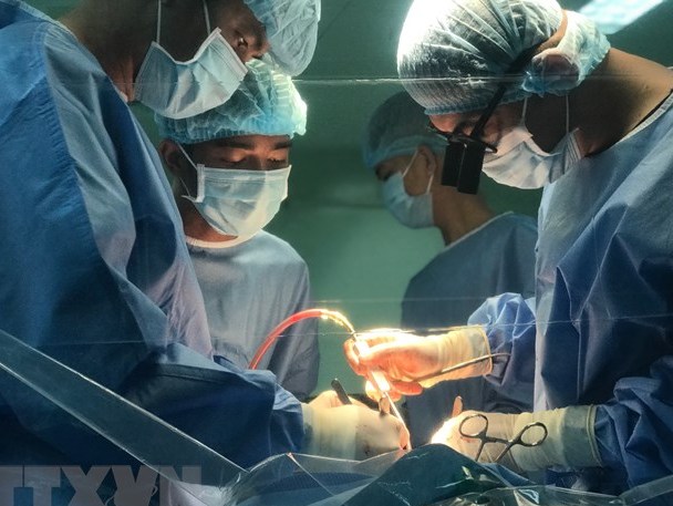 Khám loét dương vật, tìm thấy cuộn dây cước nằm yên trong niệu đạo 11 năm