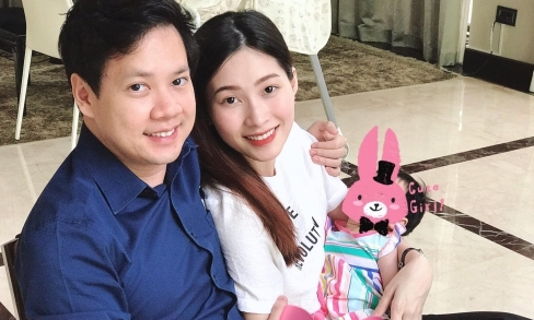 Hoa hậu Thu Thảo lần đầu chia sẻ ảnh con gái