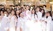 Tân Hoa hậu Tiểu Vy rạng rỡ ngày trở về trường cũ thăm thầy cô