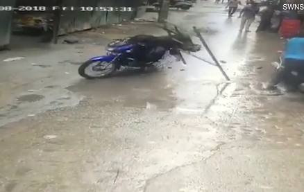 Khoảnh khắc giàn giáo từ tầng 4 rơi trúng đầu người đi đường