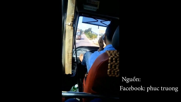 Tài xế xe buýt vừa lái xe vừa gác chân, bỏ tay nấu cháo điện thoại