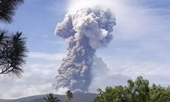 Núi lửa phun cao 4km ở Sulawesi sau thảm họa kép động đất - sóng thần