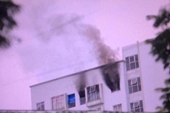 Sau tiếng nổ lớn, hỏa hoạn xảy ra tại tầng 12 của một khu chung cư