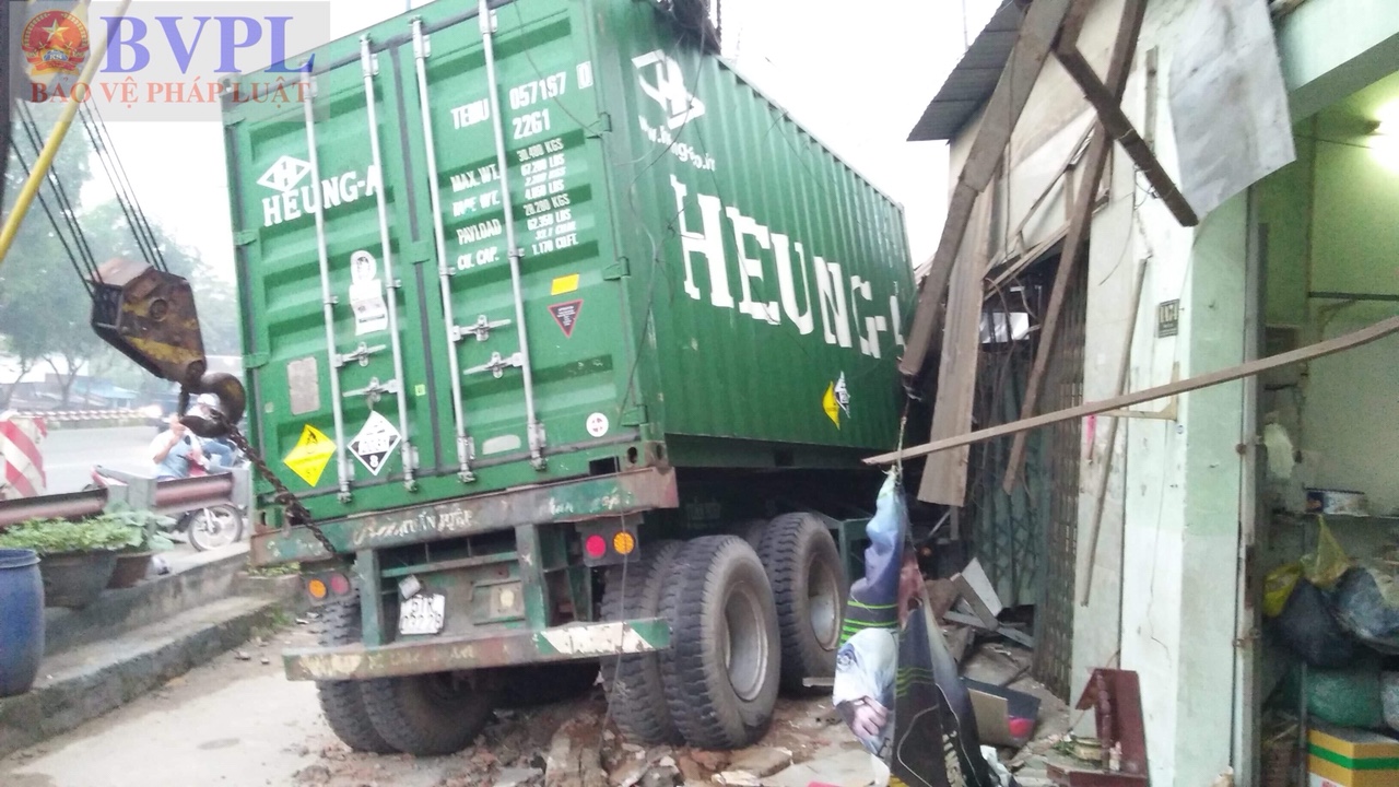 Tránh người đi bộ, xe container tông hàng loạt nhà dân đổ sập