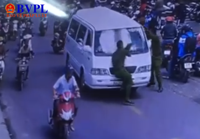 Đi vào đường cấm còn lao vào cảnh sát để bỏ chạy