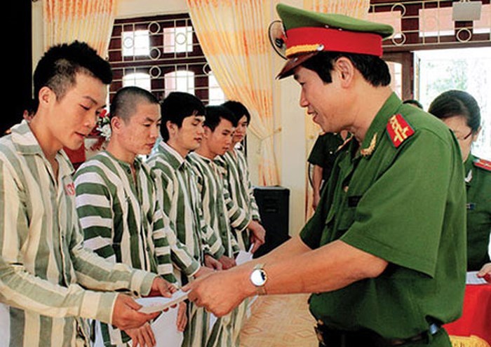 Điểm khác biệt giữa tha tù trước thời hạn có điều kiện và đặc xá là gì