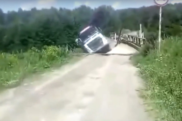 Phớt lờ biển cảnh báo, xe tải phá tan cây cầu gỗ trong một nốt nhạc