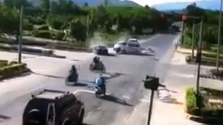 Khoảnh khắc Mazda 6 tông xe cấp cứu vượt đèn đỏ, y tá văng xuống đường