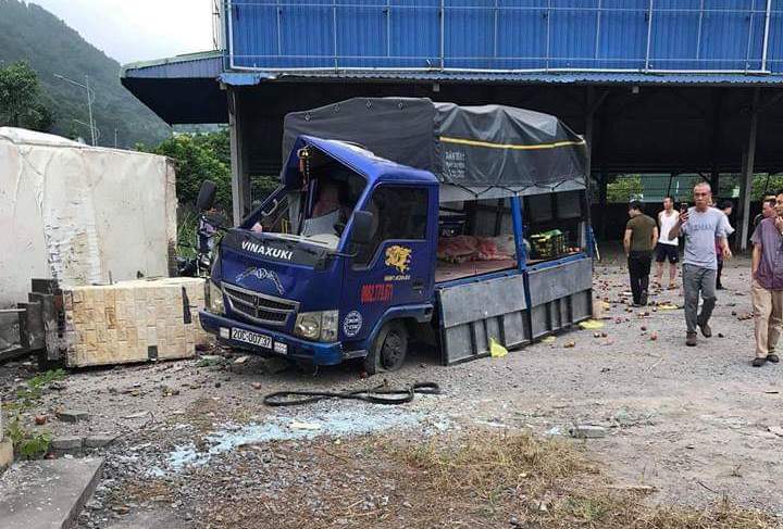 Container mất lái đâm liên hoàn nhiều người thương vong