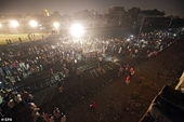 Khoảnh khắc thảm kịch tàu hỏa cán ngang đám đông mừng lễ hội ở Ấn Độ