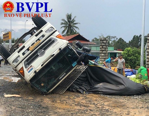 Tài xế may mắn thoát chết khi xe tải bị lật nghiêng
