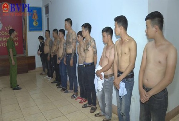 Phê chuẩn khởi tố, tạm giam 4 đối tượng dùng tờ rơi “cho vay trả góp, thủ tục nhanh”