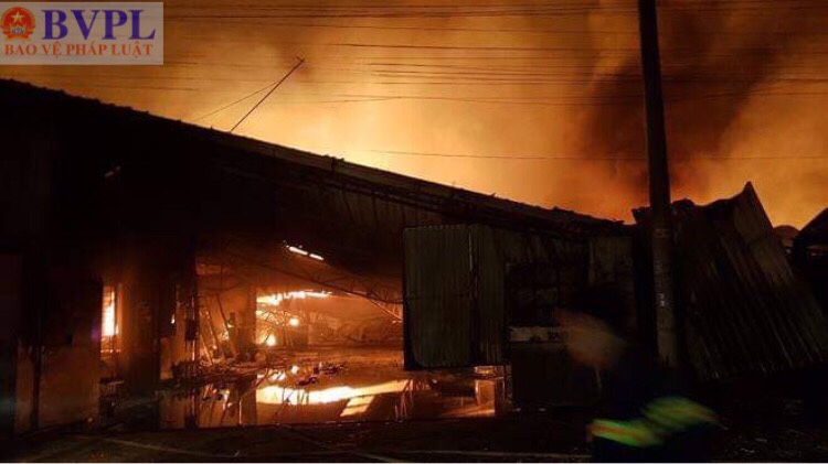 Xưởng gỗ cháy lớn trong nhiều giờ, thiệt hại hàng chục tỷ đồng