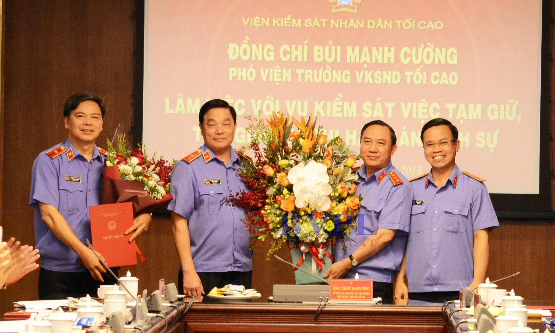 Trao quyết định giao quyền Vụ trưởng Vụ 8, VKSND tối cao