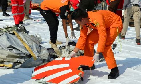 Tìm thấy thân máy bay gặp nạn của Indonesia