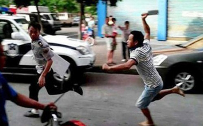 Tức giận việc bạn bị chửi, nam thanh niên dùng dao đâm nạn nhân thấu ngực