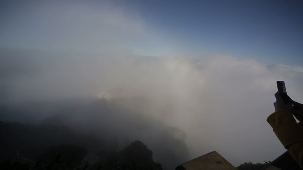 Đỉnh Fansipan xuất hiện quầng ánh sáng vi diệu, đẹp đến khó tin