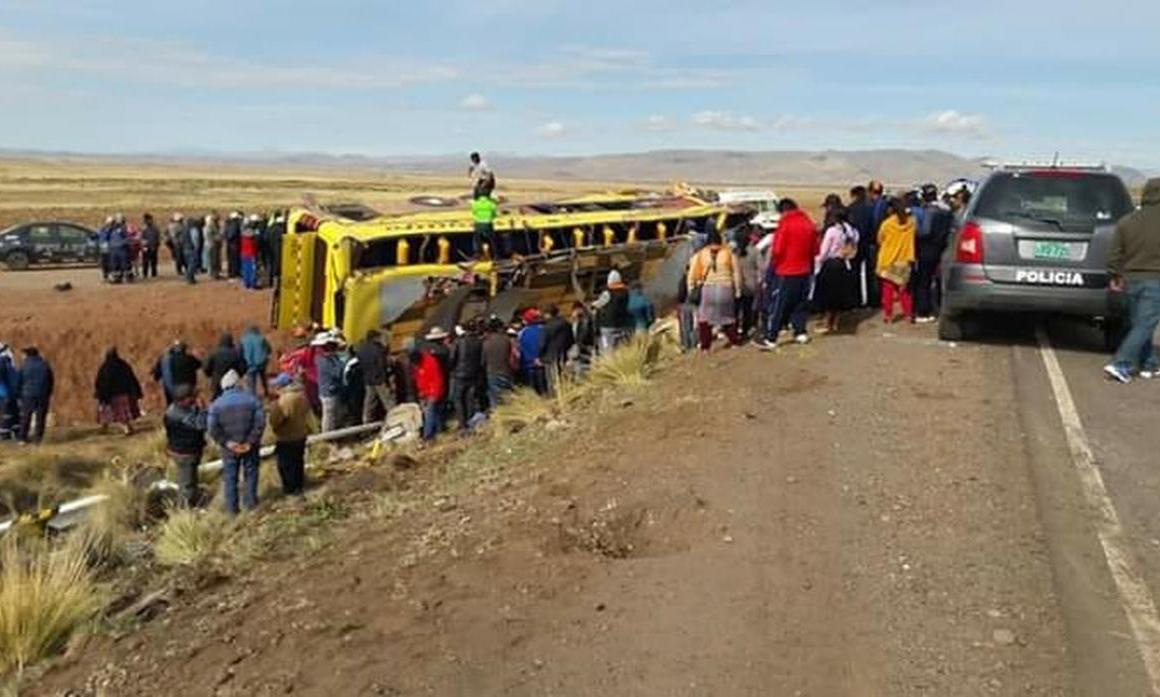 Xe tải lấn làn đường đâm trực diện xe buýt, ít nhất 57 người thương vong