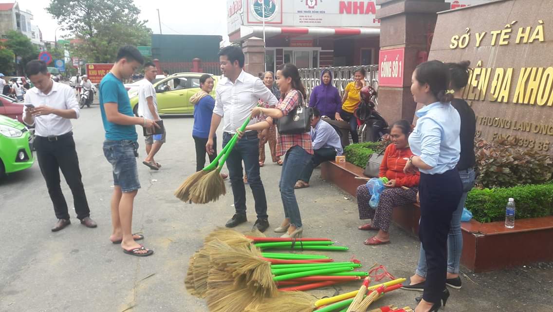 Nhà báo bán chổi giúp bệnh nhân mù, 200 chiếc hết sạch sau 1 tiếng