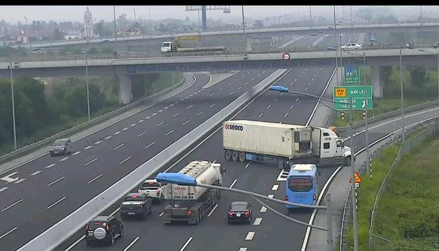 Lái xe container liều lĩnh đi ngược chiều cao tốc Hà Nội – Hải Phòng