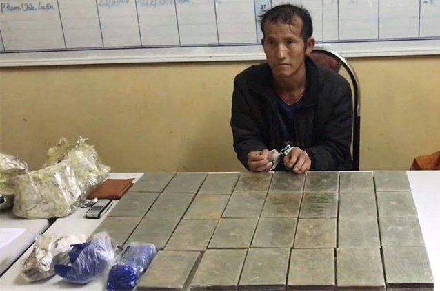 Bắt đối tượng vận chuyển 30 bánh heroin và 15 túi ma túy tổng hợp