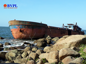 Cận cảnh một tàu vỏ thép sắp bị “xẻ thịt” do mắc cạn tại biển Đà Nẵng