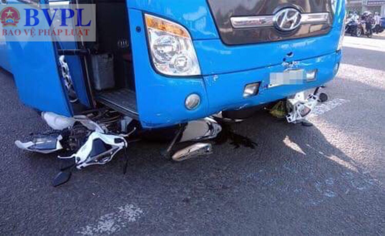 Ô tô giường nằm tông 5 xe máy dừng chờ đèn đỏ, nhiều người bị thương