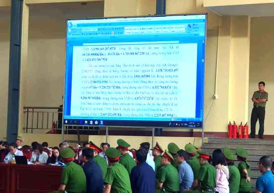 Xét xử sơ thẩm vụ án đánh bạc nghìn tỷ Lần đầu tiên Viện kiểm sát dùng thiết bị điện tử cho tranh tụng tại toà