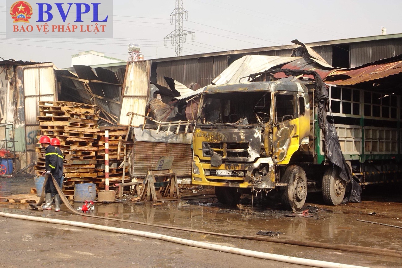 Cháy kho hàng trên quốc lộ 1, tài xế hốt hoảng tháo chạy ra ngoài