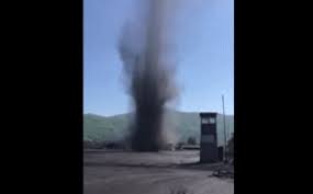 Vòi rồng cao hàng trăm mét xuất hiện ở Quảng Ninh