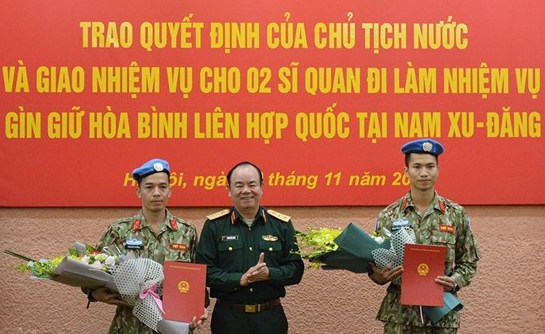 Trao quyết định của Chủ tịch nước về công tác cán bộ